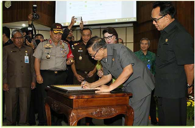 Bali-Komit-Perangi-Tindak-Pidana-Korupsi Penandatanganan Komitmen Bersama Program Pemberantasan Korupsi Terintegrasi oleh pimpinan daerah se-Bali yang diselenggarakan Komisi Pemberantasan Korupsi (KPK) RI di Gedung Wiswasabha Utama, Kantor Gubernur Bali, Kamis (18/1).