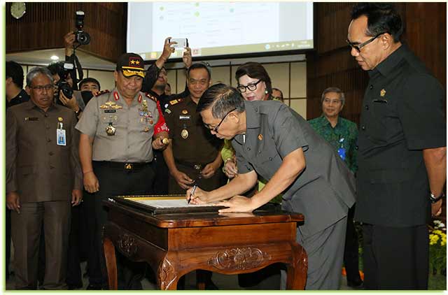 Penandatanganan Komitmen Bersama Program Pemberantasan Korupsi Terintegrasi oleh pimpinan daerah se-Bali yang diselenggarakan Komisi Pemberantasan Korupsi (KPK) RI di Gedung Wiswasabha Utama, Kantor Gubernur Bali, Kamis (18/1).