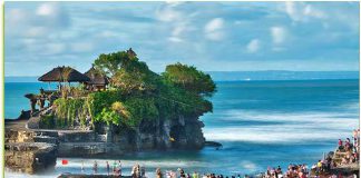 Tanah lot. Salah satu obyek pariwisata di Bali