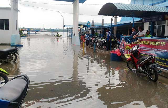 Banjir-Rob-Di-Seluruh-Pelabuhan-Tanjungbatu,-Akibat-Air-Laut-Pasang-(1)