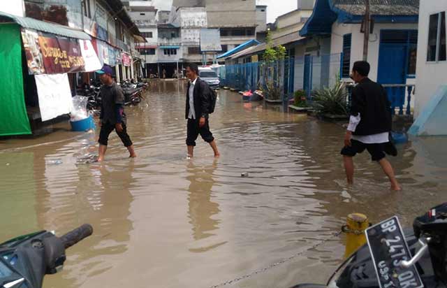 Banjir-Rob-Di-Seluruh-Pelabuhan-Tanjungbatu,-Akibat-Air-Laut-Pasang-(2)