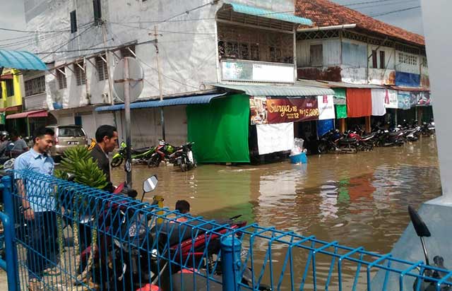 Banjir-Rob-Di-Seluruh-Pelabuhan-Tanjungbatu,-Akibat-Air-Laut-Pasang-(3)