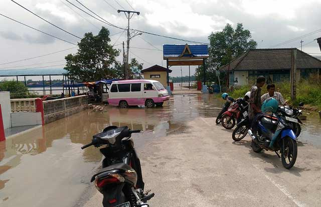 Banjir-Rob-Di-Seluruh-Pelabuhan-Tanjungbatu,-Akibat-Air-Laut-Pasang-(4)