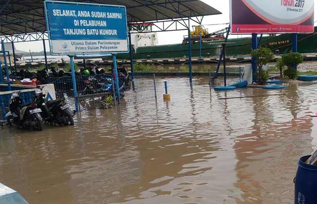 Banjir-Rob-Di-Seluruh-Pelabuhan-Tanjungbatu,-Akibat-Air-Laut-Pasang-(5)