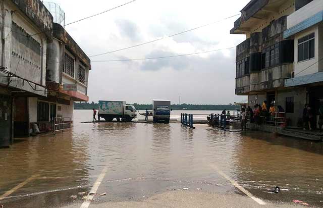 Banjir-Rob-Di-Seluruh-Pelabuhan-Tanjungbatu,-Akibat-Air-Laut-Pasang-(6)