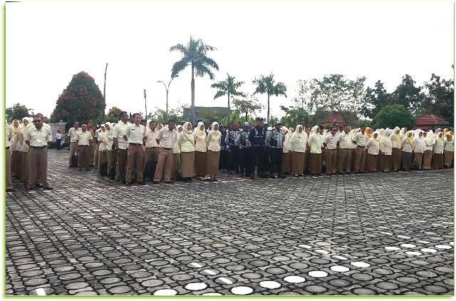 Bupati Berikan SK Perpanjangan Kontrak Bagi Tenaga Honorer, 78 Honorer Lainnya Dipecat Bupati Berikan SK Perpanjangan Kontrak Bagi Tenaga Honorer, 78 Honorer Lainnya Dipecat