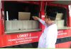 Bupati Karimun Aunur Rafiq meninjau pelayanan samsat Drivethru di Pasar Puan Maimun, Jumat (19/1).