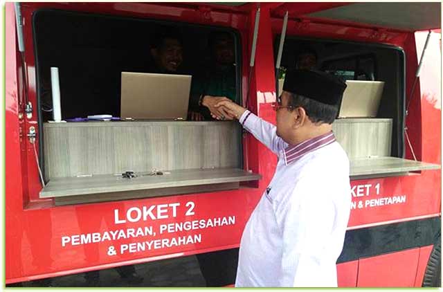 Bupati Karimun Aunur Rafiq meninjau pelayanan samsat Drivethru di Pasar Puan Maimun, Jumat (19/1).