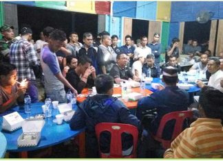 Rapat ratusan pelamar PT Shaftindo Energy-Medco terhadap panitia penerimaan karyawan di RM Nimora desa Payamaram