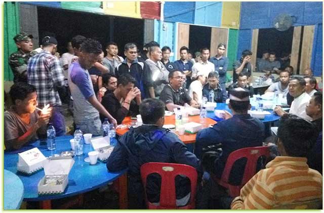 Rapat ratusan pelamar PT Shaftindo Energy-Medco terhadap panitia penerimaan karyawan di RM Nimora desa Payamaram