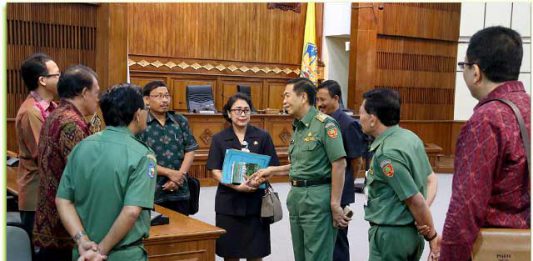 Bali Made Mangku Pastika pada Sarasehan Pendidikan bertajuk "Membangun Masa Depan Pendidikan Bali" di Gedung Wiswa Sabha Utama, Senin (22/01/2018)