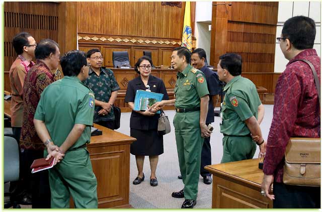 Bali Made Mangku Pastika pada Sarasehan Pendidikan bertajuk 