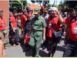 Pastika saat meninjau proses pendaftaran pasangan calon (paslon) Gubernur dan Wakil Gubernur Bali