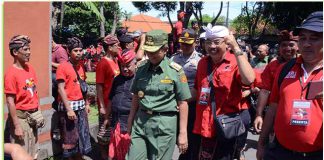 Pastika saat meninjau proses pendaftaran pasangan calon (paslon) Gubernur dan Wakil Gubernur Bali