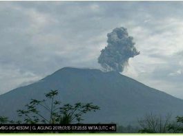 Gunung Agung mengalami letusan sesaat pada Senin Pagi, (15/01/2018).