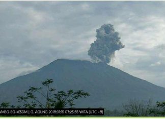 Gunung Agung mengalami letusan sesaat pada Senin Pagi, (15/01/2018).
