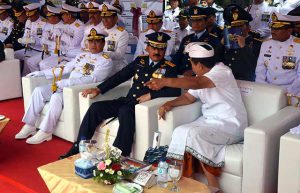 Gubernur Pastika pada Upacara adat pengukuhan nama Kapal Republik Inonesia (KRI) I Gusti Ngurah Rai-332 di Dermaga Timur Pelabuhan Benoa, Denpasar, Rabu (10/1).