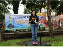 Anggota KPU Bali Divisi Sumber Daya Manusia dan Partisipasi Masyarakat Dr. Ni Wayan Widiastini di Podium Bali Bebas Bicara Apa Saja (PB3AS) di Lapangan Niti Mandala Renon, Denpasar, Minggu (14/1).