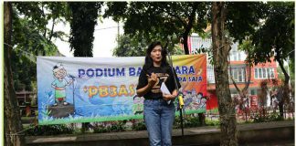 Anggota KPU Bali Divisi Sumber Daya Manusia dan Partisipasi Masyarakat Dr. Ni Wayan Widiastini di Podium Bali Bebas Bicara Apa Saja (PB3AS) di Lapangan Niti Mandala Renon, Denpasar, Minggu (14/1).