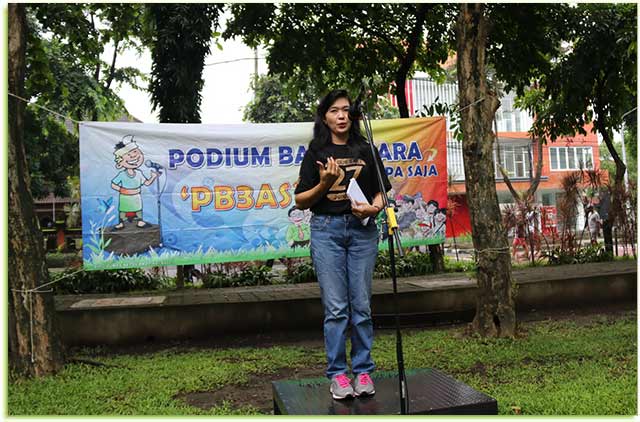 Anggota KPU Bali Divisi Sumber Daya Manusia dan Partisipasi Masyarakat Dr. Ni Wayan Widiastini di Podium Bali Bebas Bicara Apa Saja (PB3AS) di Lapangan Niti Mandala Renon, Denpasar, Minggu (14/1).