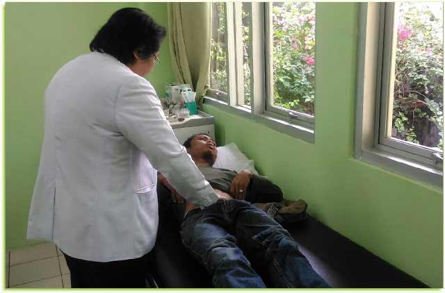 Kecelakaan-Laut-ABK-KLM-Fajar-Rezeki-2-Hanya-Bisa-Pasrah Riski F Irawan saat dilakukan pemeriksaan kesehatan oleh Dokter Ahli Saraf RSUD M Sani Karimun. dr.Rosdiana.