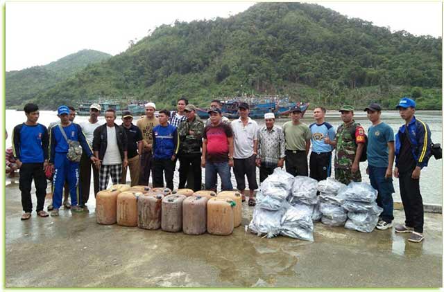 Keluarga Besar Kapal Pukat, Serbu Warga Korban Banjir di Anambas