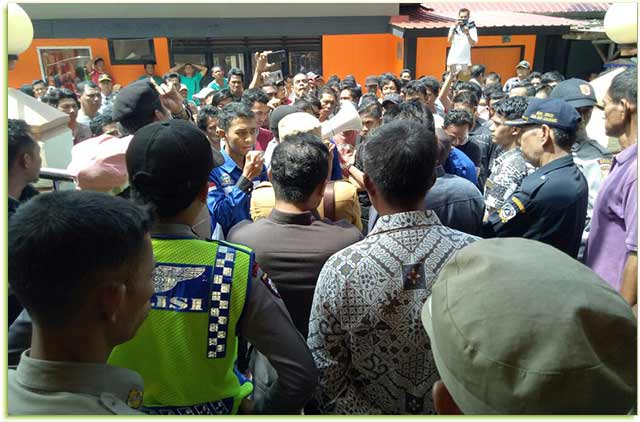 Ratusan nelayan menggelar aksi unjuk rasa di depan kantor DPRD Kabupaten Kepulauan Anambas (KKA), Senin, (22/1).