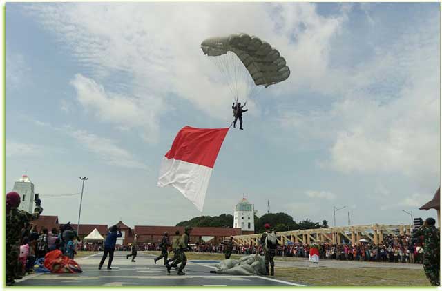 Pawai Kirab dan Terjun Payung oleh Pasukan Marinir (Pasmar) II Jakarta