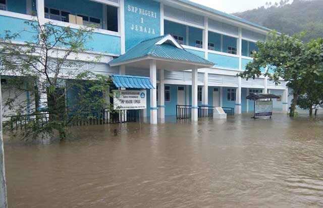 Pembagian-Sembako-Bagi-Korban-Banjir-dan-Tanah-Longsor Pembagian-Sembako-Bagi-Korban-Banjir-dan-Tanah-Longsor