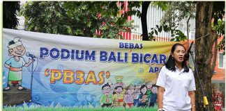Sekretaris Dinas Pendidikan Provinsi Bali Ni Made Metti Utami di Podium Bali Bebas Bicara Apa Saja (PB3AS) di Lapangan Niti Mandala Renon, Denpasar, Minggu (14/1).