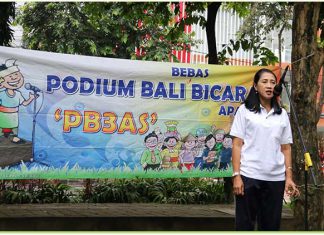 Sekretaris Dinas Pendidikan Provinsi Bali Ni Made Metti Utami di Podium Bali Bebas Bicara Apa Saja (PB3AS) di Lapangan Niti Mandala Renon, Denpasar, Minggu (14/1).
