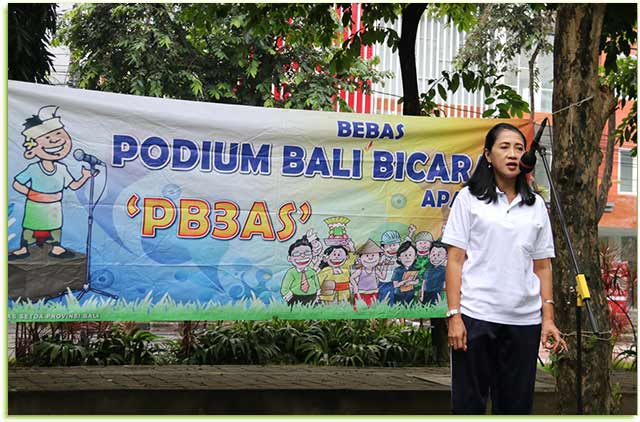 Pemprov-Bali-Kembali-Rekrut-179-Tenaga-penyuluh-Bahasa-Bali Sekretaris Dinas Pendidikan Provinsi Bali Ni Made Metti Utami di Podium Bali Bebas Bicara Apa Saja (PB3AS) di Lapangan Niti Mandala Renon, Denpasar, Minggu (14/1).