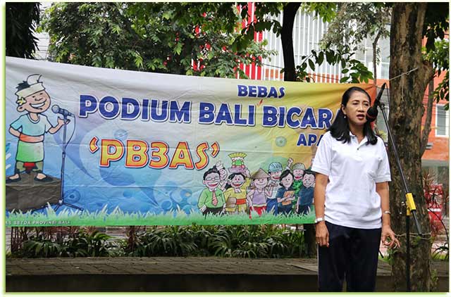 Sekretaris Dinas Pendidikan Provinsi Bali Ni Made Metti Utami di Podium Bali Bebas Bicara Apa Saja (PB3AS) di Lapangan Niti Mandala Renon, Denpasar, Minggu (14/1).