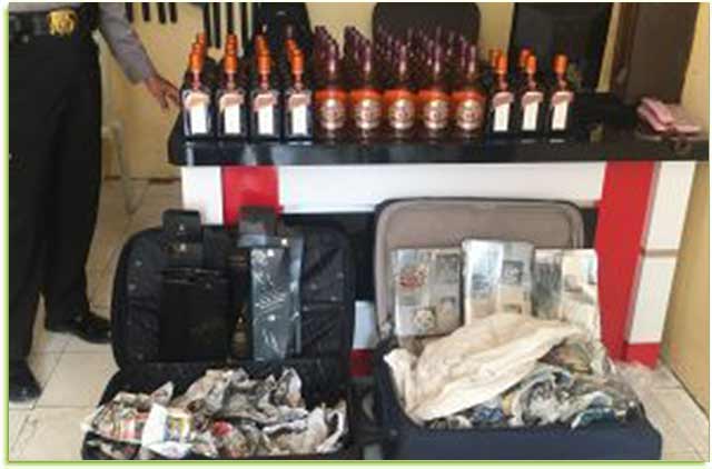 Polisi-Amankan-50-Mikol-Illegal-Dari-Dalam-Koper-Penumpang-Kapal Sebanyak 50 botol minuman beralkohol berhasil diamankan oleh Polsek Kawasan Khusus Pelabuhan (KKP) dari dalam dua buah koper, Rabu (17/1) di Pelabuhan Domestik Tanjung Balai Karimun