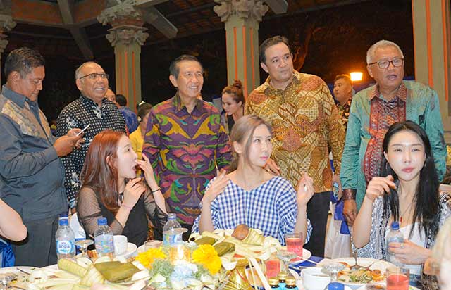 Ketua AMPB Gusti Kade Sutawa bersama rombongan Delegasi Korea di Gedung Kertha Sabha, Denpasar Minggu, (14/1/2018).