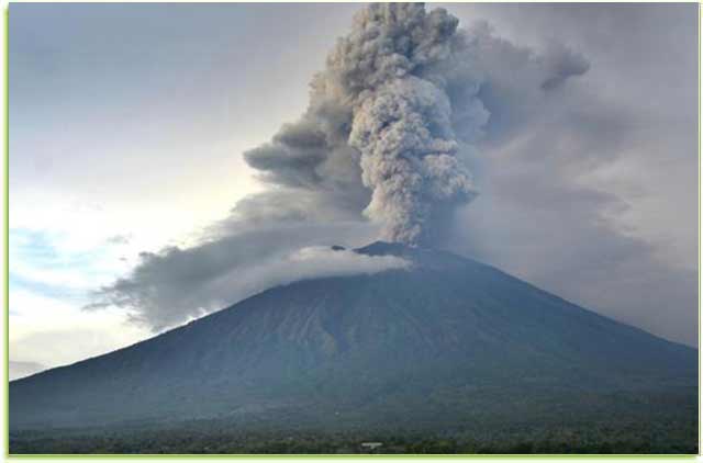 Gunung Agung saat erupsi