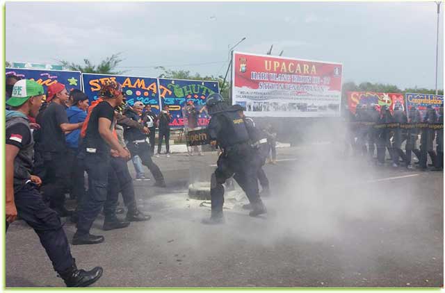 Satpam-Harus-Mampu-Jaga-Situasi-Kondusif Aksi demo simulasi dalam metode pengamanan oleh para satpam saat apel HUT Satpam ke 37, yang dilaksanakan di Coastal Area, Senin (8/1).