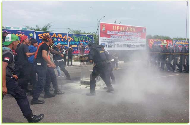 Aksi demo simulasi dalam metode pengamanan oleh para satpam saat apel HUT Satpam ke 37, yang dilaksanakan di Coastal Area, Senin (8/1).