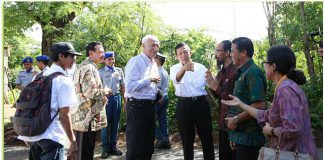 Gubernur Bali Made Mangku Pastika saat di SMA/SMK Negeri Bali Mandara di Kubutambahan, Buleleng pada Sabtu (6/01) pagi.