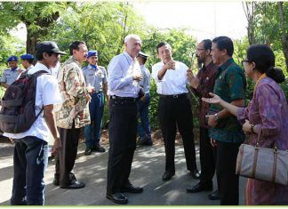 Gubernur Bali Made Mangku Pastika saat di SMA/SMK Negeri Bali Mandara di Kubutambahan, Buleleng pada Sabtu (6/01) pagi.