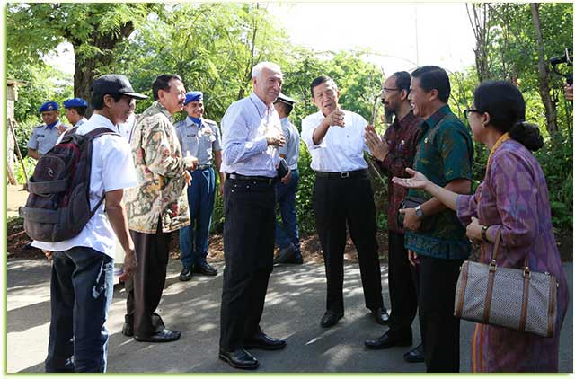 Gubernur Bali Made Mangku Pastika saat di SMA/SMK Negeri Bali Mandara di Kubutambahan, Buleleng pada Sabtu (6/01) pagi.