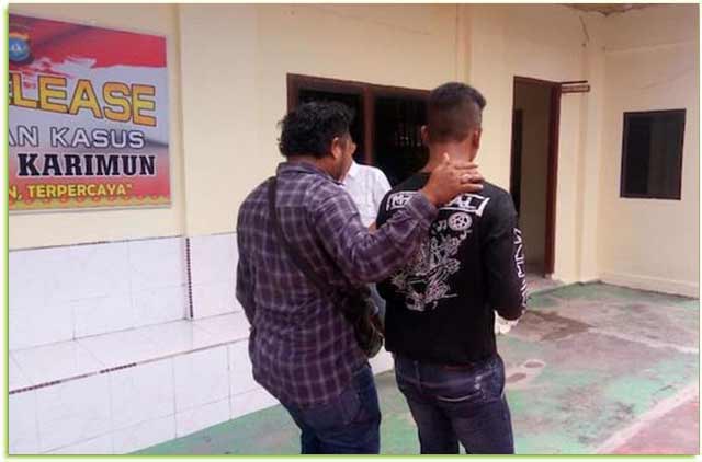 Warga-Amankan-Pelaku-Jambret-di-Depan-KUA-Karimun Pelaku jambret bernama KM (15) diamankan warga saat tengah beraksi disiang bolong, di sekitaran simpang Jalan Pramuka, Karimun.