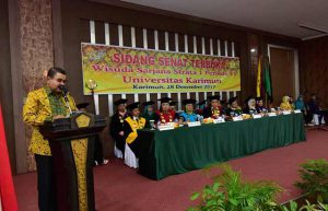 Bupati Karimun, Aunur Rafiq saat menghadiri wisuda 107 orang mahasiswa UK, Kamis (29/12) di Gedung Serbaguna Kantor Bupati.