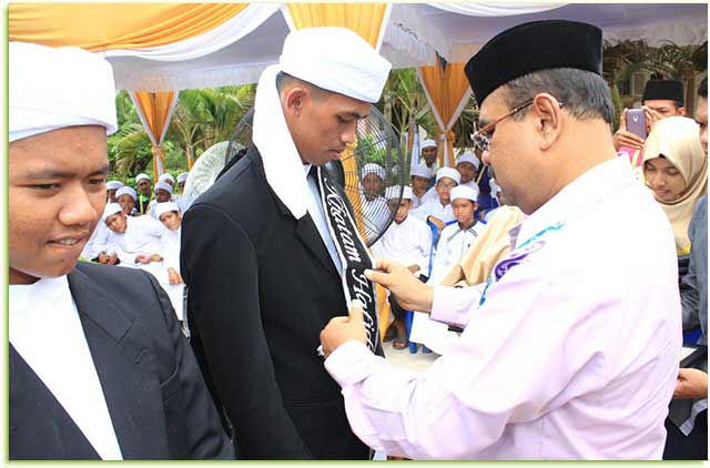 Bupati Wisuda 11 Penghafal Al-Qur’an di Moro Bupati Wisuda 11 Penghafal Al-Qur’an di Moro
