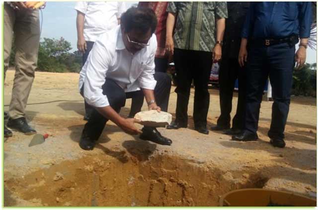 Nurdin-Resrmikan-Pembangunan-SMAN-Senilai-Rp28-M SMAN 5 Karimun mulai diresmikan pembangunannya oleh Gubernur Kepri Nurdin Basirun, Sabtu (3/2) tepatnya di Kampung Harapan Kecamatan Tebing.