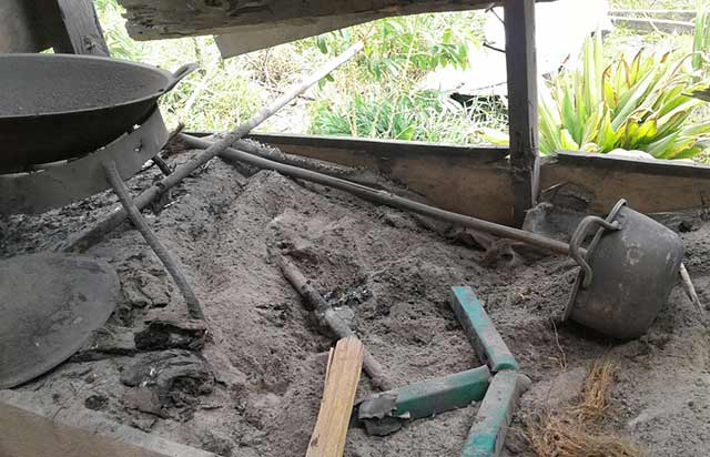 Dapur korban, usai ledakan roket Dapur korban, usai ledakan roket