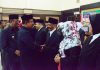 Bupati Karimun, Aunur Rafiq dan Wakil Bupati Anuar Hasyim saat mengucapkan selamat kepada sejumlah Kepala Sekolah yang baru dilantik, (01/03).