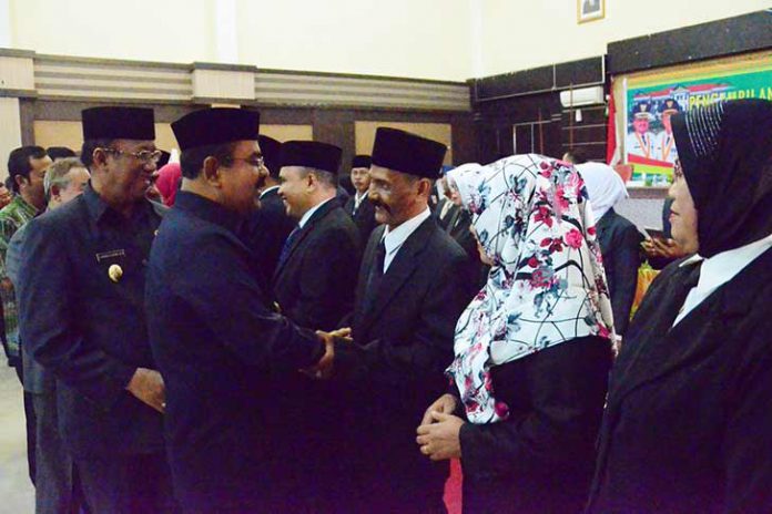 Bupati Karimun, Aunur Rafiq dan Wakil Bupati Anuar Hasyim saat mengucapkan selamat kepada sejumlah Kepala Sekolah yang baru dilantik, (01/03).