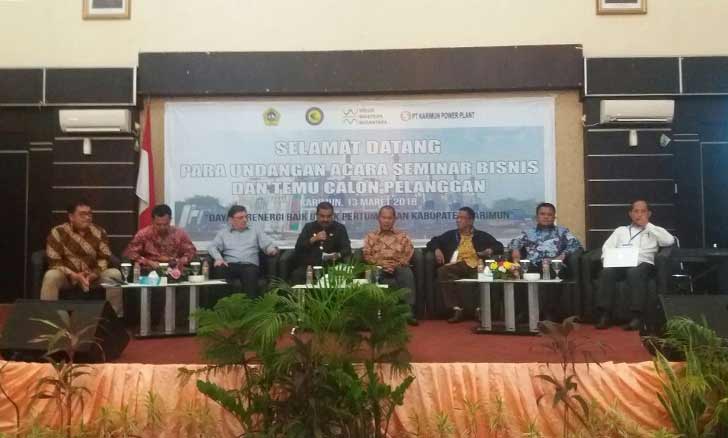 Bupati Karimun Aunur Rafiq bertindak sebagai moderator dalam seminar bisnis dan temu calon pelanggan bagi investor bidang listrik di Gedung Nasional, Selasa (13/3).