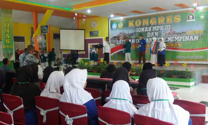 Bupati-Karimun-Kongres-IONAS-MPK-III-dan-LDK Kongres Ikatan Osis SMP Nasional (IONAS) Majelis Perwakilan Kelas (MPK) III dan Latihan Dasar Kepemimpinan (LDK), di SMPN 1 Karimun, Rabu (14/3)